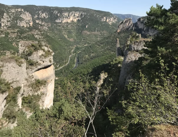 paysage-montagne-escarpee-les-distinguees-aveyron