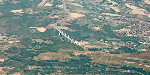 Viaduc_de_Millau_vu_depuis_7000_m_d_altitude-par_JBouchez__recadre